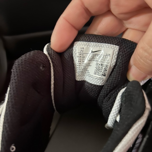 Nike Court Borough Mid 2 still in great Shape my son only used it like 2times - Picture 6 of 16